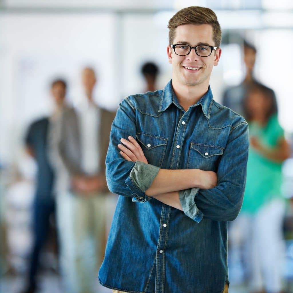 Büro, Porträt und Geschäftsmann, der stolz auf seine Karriere ist, ein Start-up-Projekt vorstellt oder die Arme verschränkt hat. Professioneller männlicher Content-Autor oder Journalist, der selbstbewusst seine Kreativität und redaktionellen Fähigkeiten präsentiert und ein positives Lächeln zeigt.